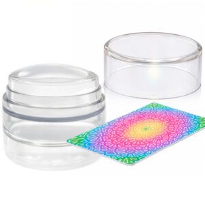 Carimbo de unha silicone transparente macro com zoom ótico e tampa protetora, ao lado de um raspador de carimbo colorida.
